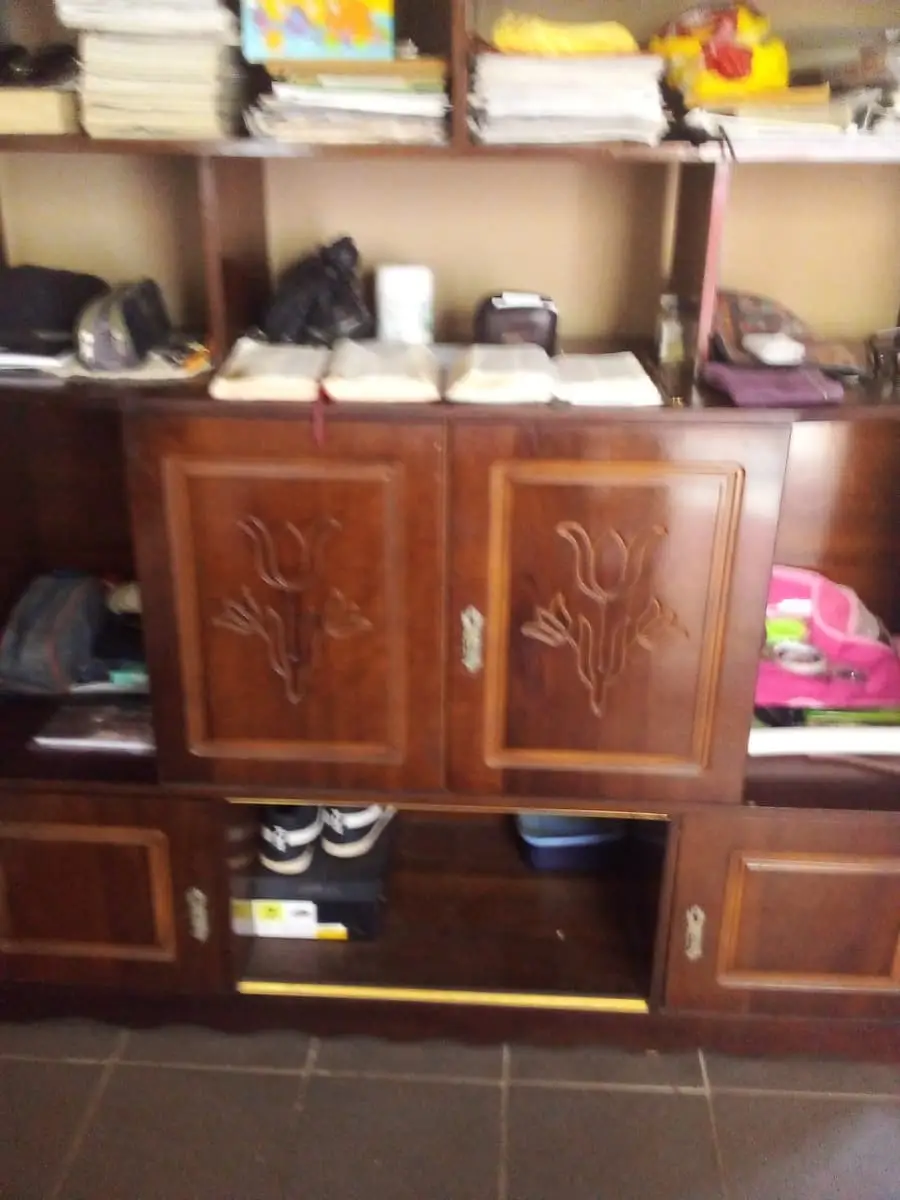 Imbuia vaneer roomdivider/tv cabinet
