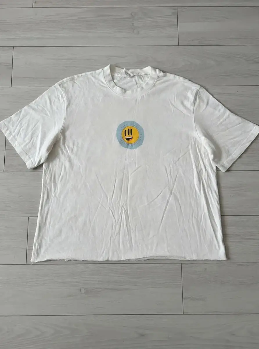 Fashionable Cut-Style Bold Design Tee