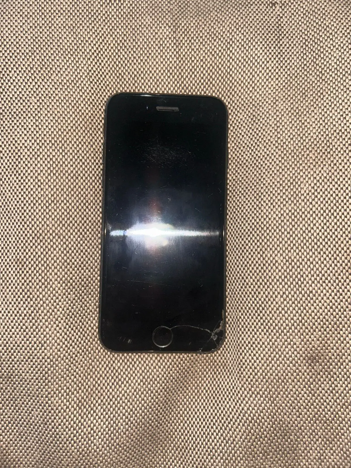 Apple iPhone Smartphone (Cracked Screen)