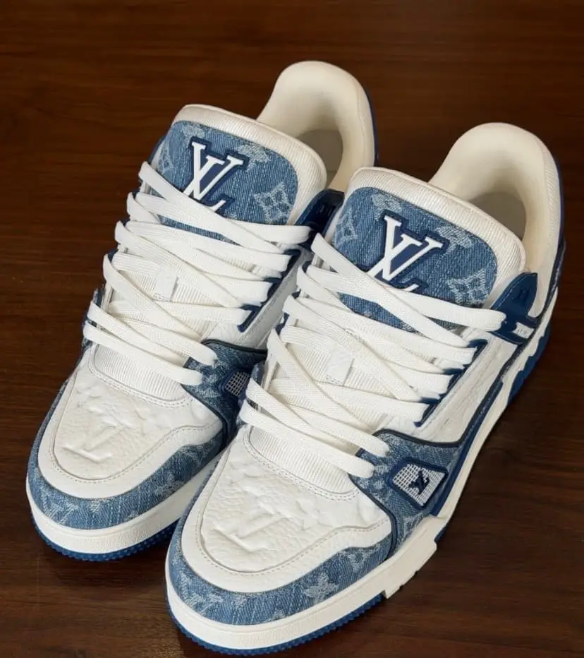 LV trainers light blue