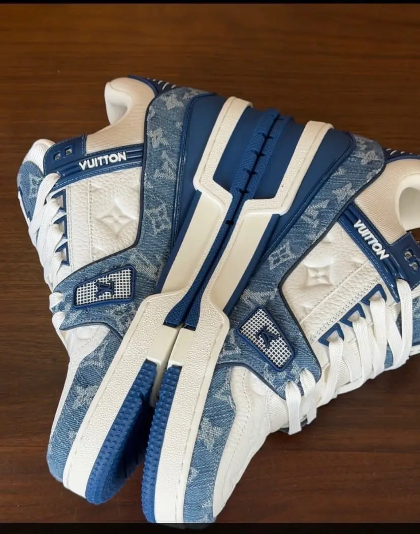 LV trainers light blue