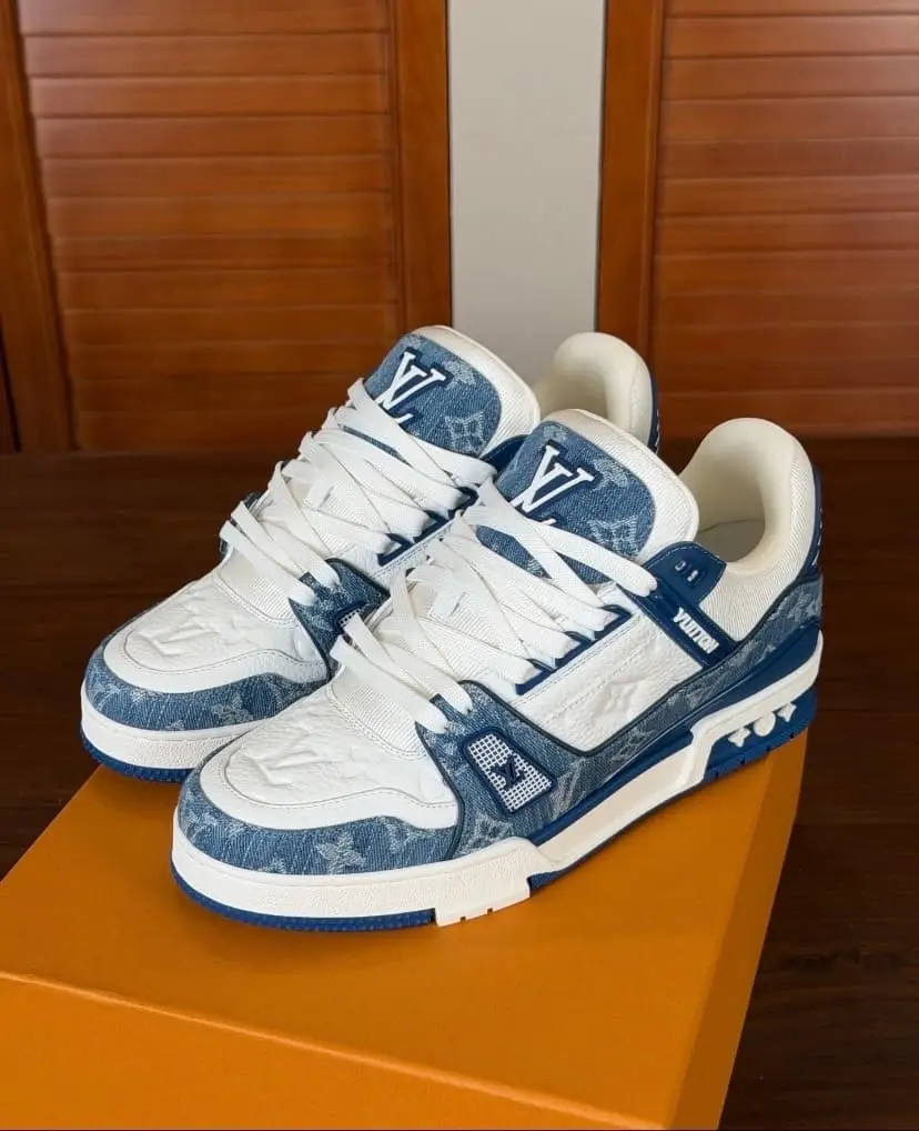 LV trainers light blue