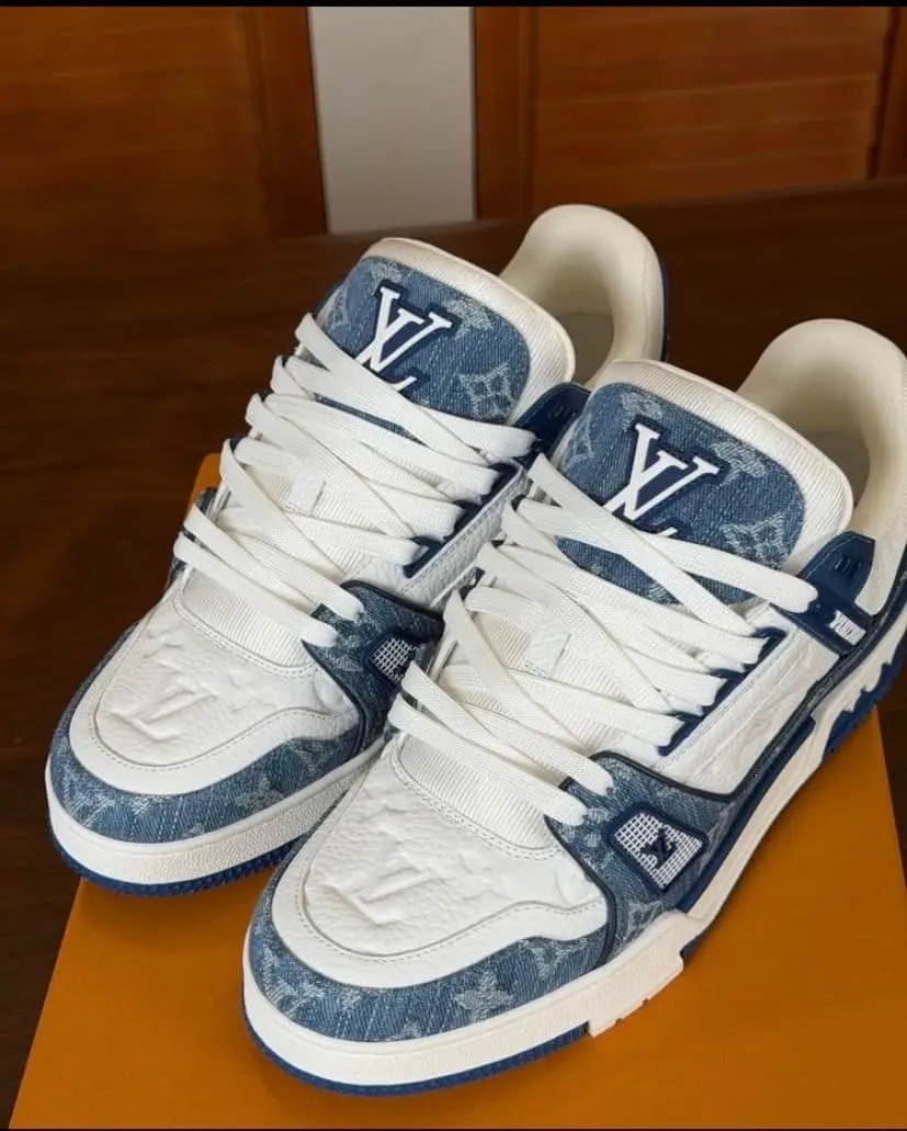 LV trainers light blue