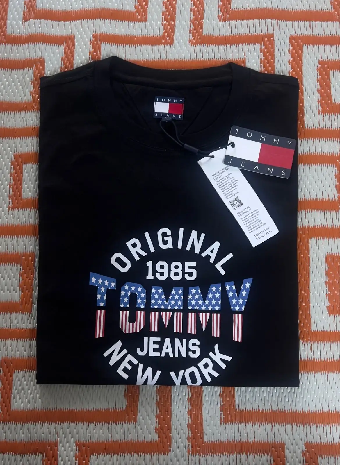 Tommy Jeans Black T-Shirt with Graphic Logo