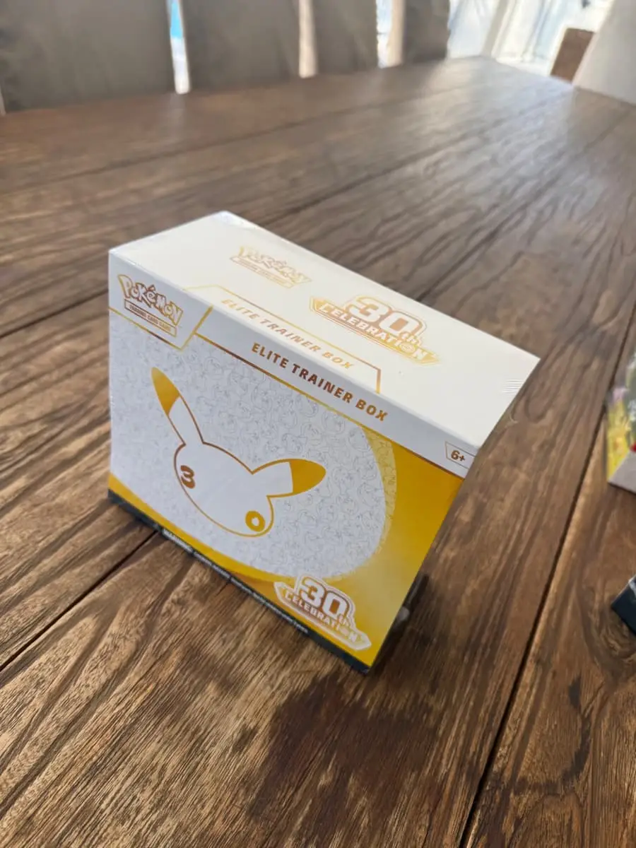 Pokémon 30th Celebration Elite Trainer box