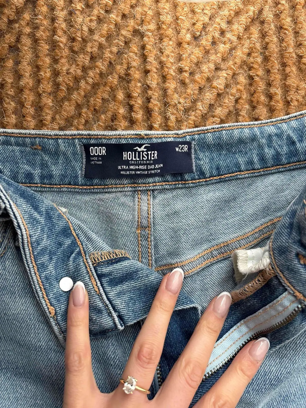 Hollister Co. High-Rise Ripped Jeans Size 6