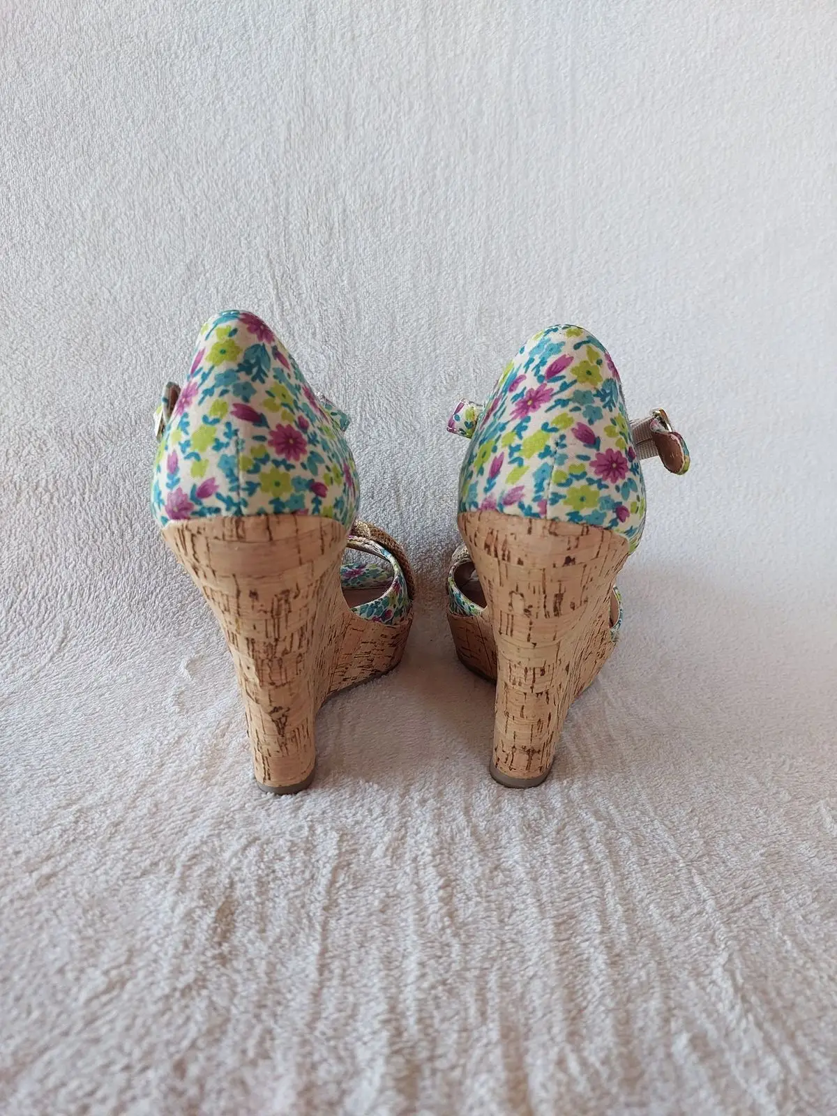 Daniella Michelle Floral & Burlap Wedge Sandals | Size 7