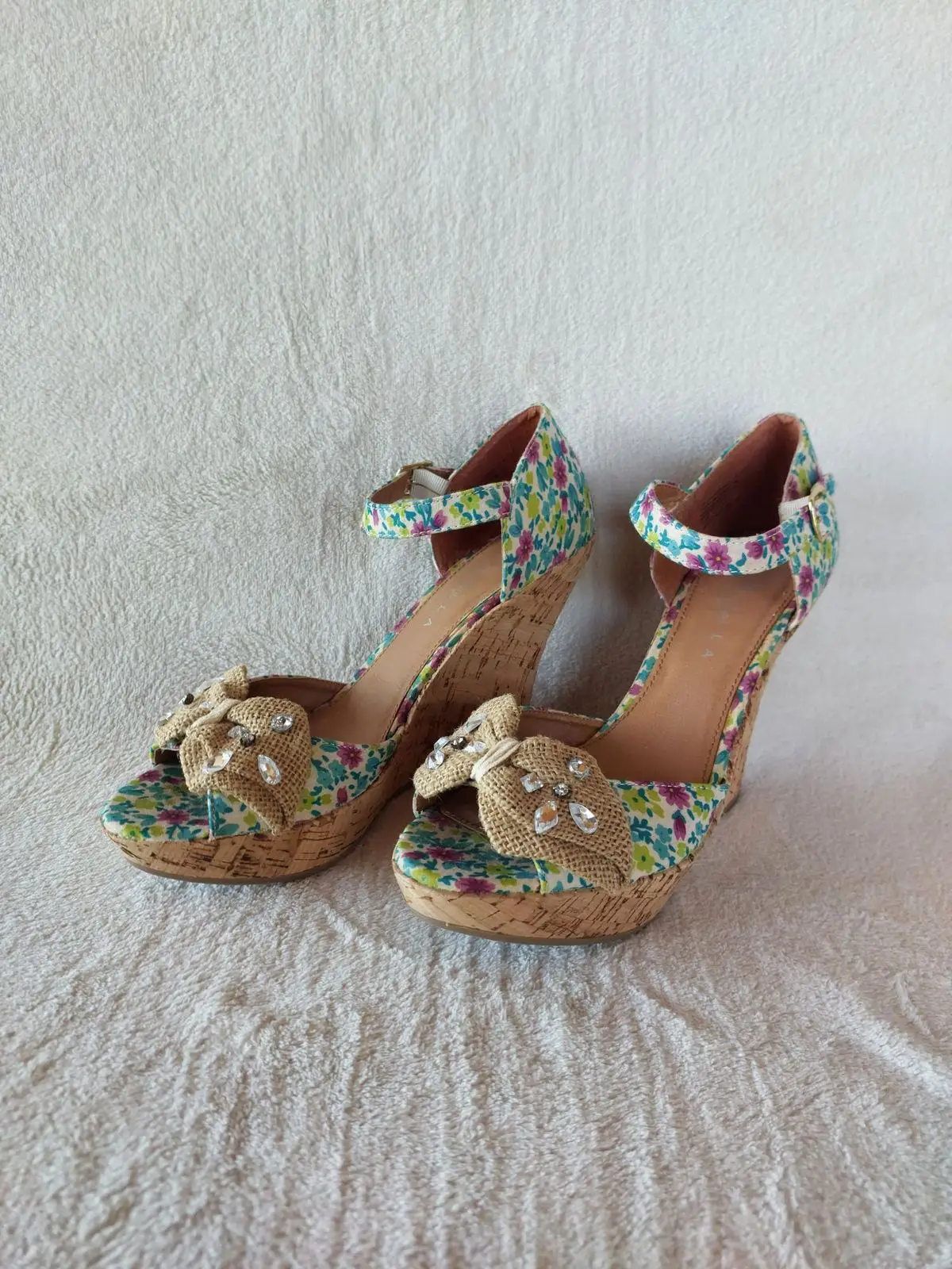 Daniella Michelle Floral & Burlap Wedge Sandals | Size 7
