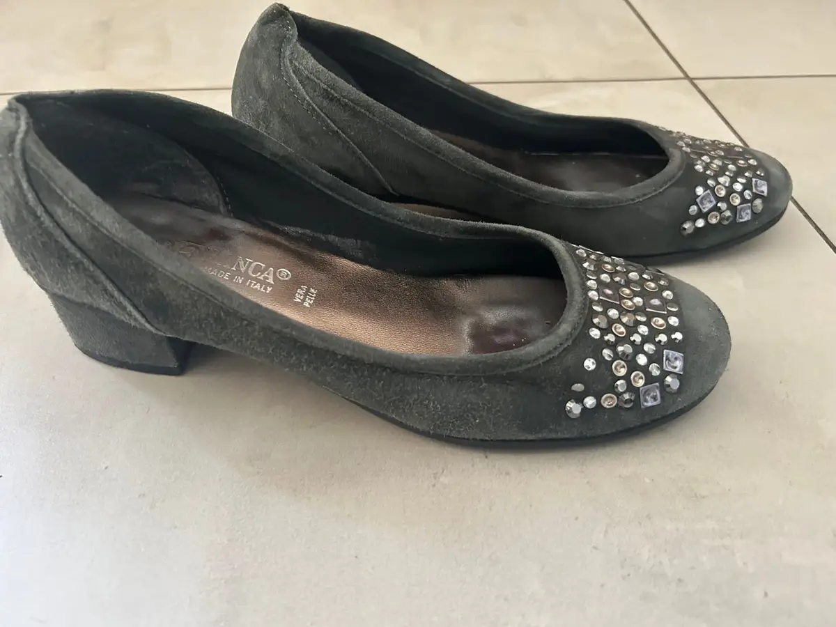 Bianca Made in Italy Suede Low Heel Shoes Size 4.5