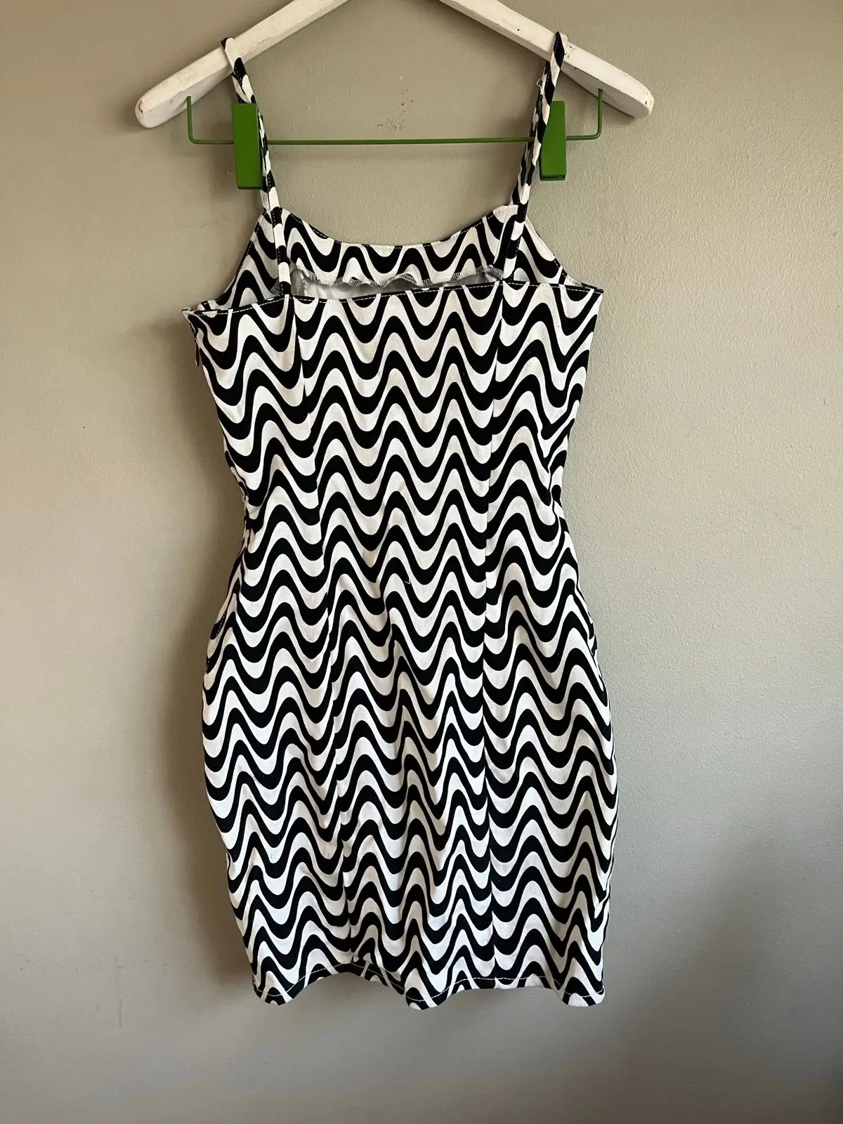 H&M Black and White Wavy Print Dress