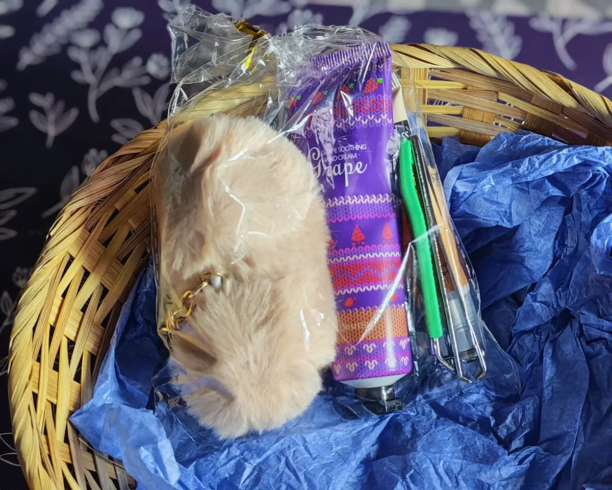 Gift Basket Set with Hand Cream and Accessories