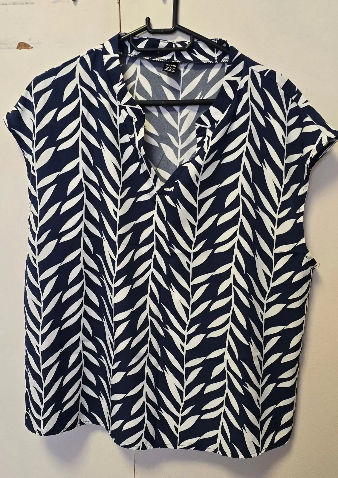 Shein Blue and White Leaf Print V-Neck Top Size XL