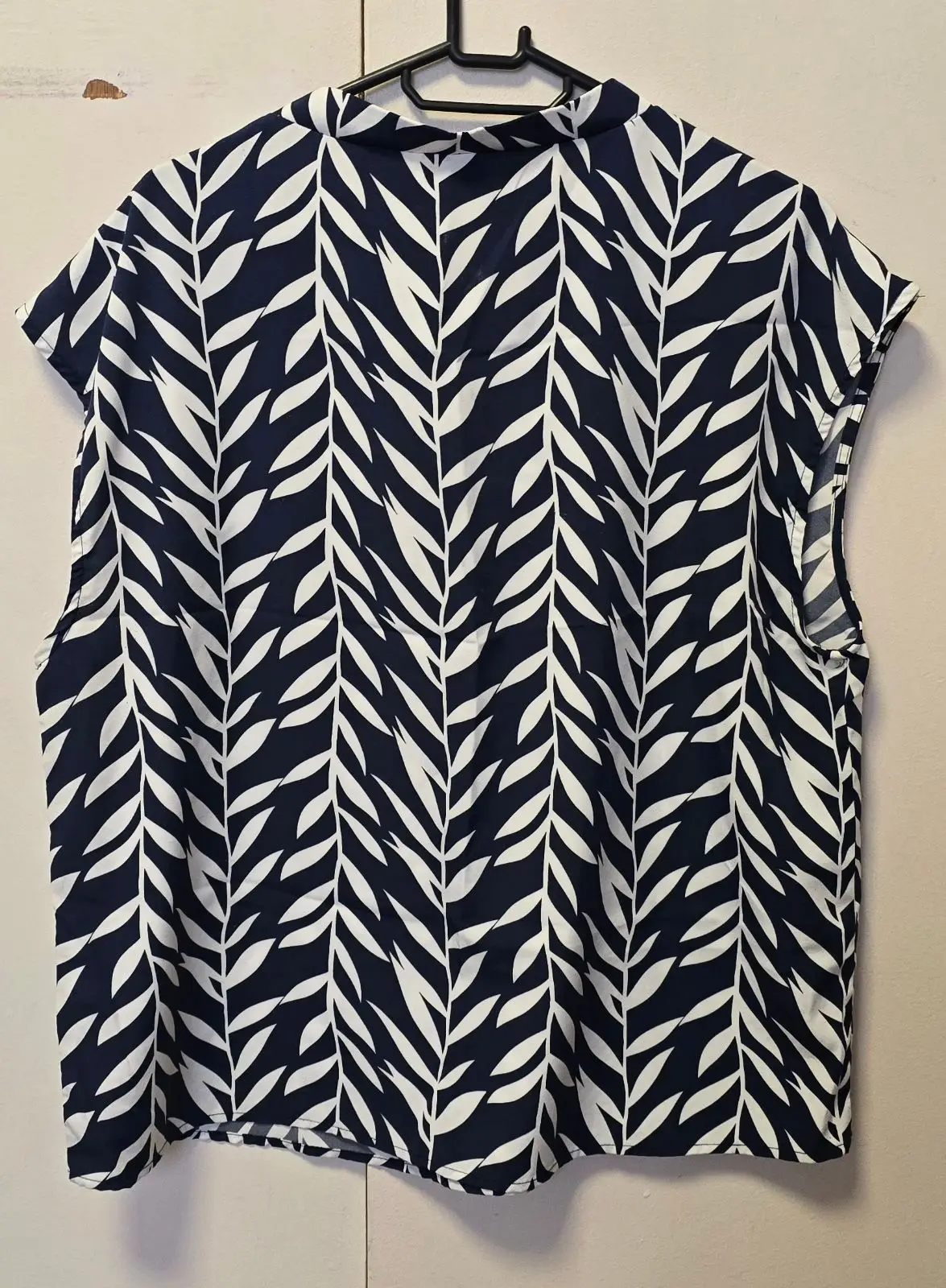 Shein Blue and White Leaf Print V-Neck Top Size XL