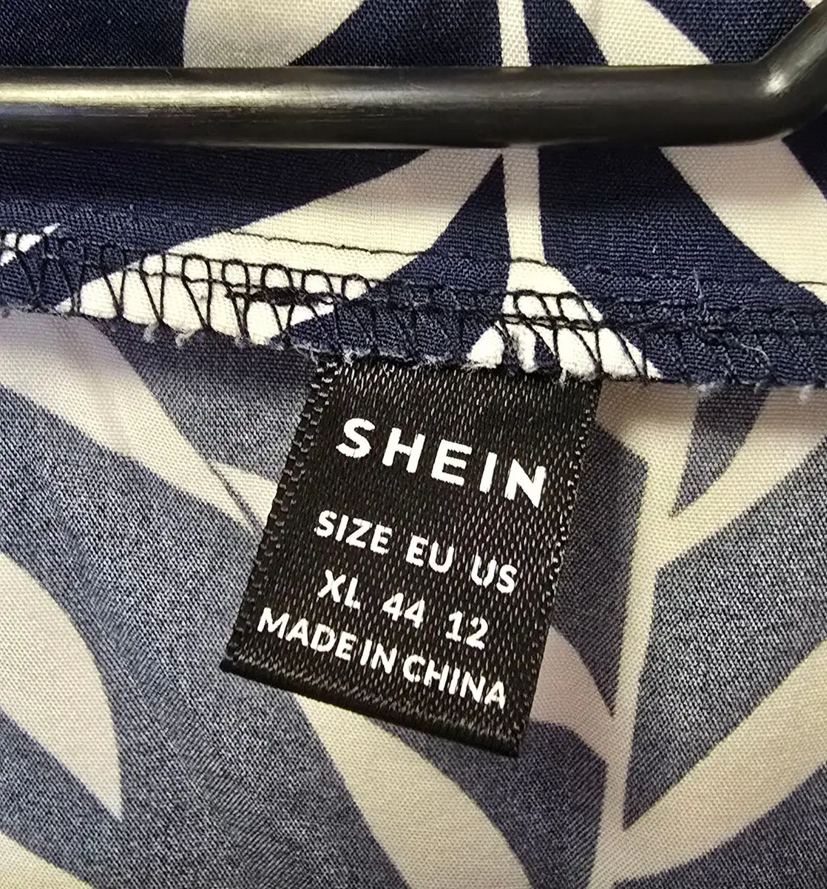 Shein Blue and White Leaf Print V-Neck Top Size XL